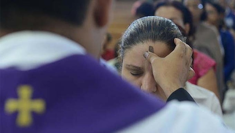 Imagem 1 - A Quarta-feira de Cinzas marca o início da Quaresma, tempo de preparação para a Páscoa. Para católicos praticantes, a Quarta-feira de Cinzas é uma celebração rica em significado e necessária para a preparação rumo à Páscoa, 40 dias mais tarde. Confira os horários das missas em Mossoró. Imagem 1 - A Quarta-feira de Cinzas marca o início da Quaresma, tempo de preparação para a Páscoa. Para católicos praticantes, a Quarta-feira de Cinzas é uma celebração rica em significado e necessária para a preparação rumo à Páscoa, 40 dias mais tarde. Confira os horários das missas em Mossoró.