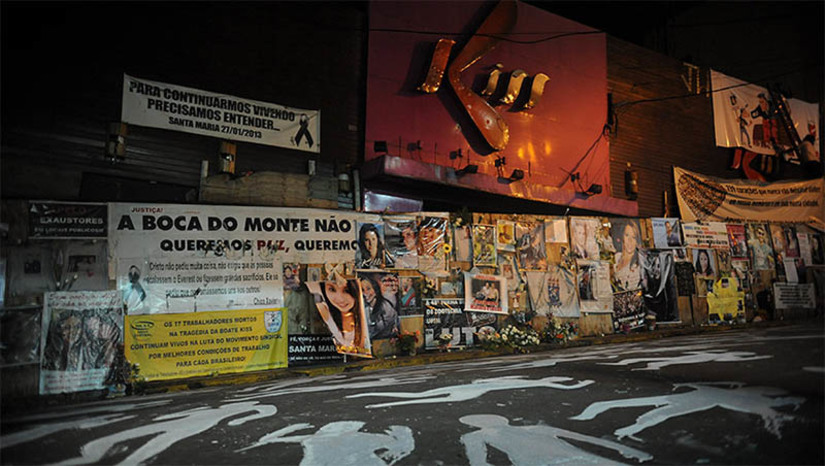 Imagem 1 - STF suspende novo júri de réus da Boate Kiss; condenação do primeiro julgamento pode ser restabelecida. O ministro Dias Toffoli atendeu a pedido do Ministério Público do Rio Grande do Sul e suspendeu o novo júri dos réus pelo incêndio na Boate que estava marcado para o próximo dia 26. Toffoli verificou que, como o recurso contra decisão que anulou o primeiro júri já teve a remessa autorizada ao Supremo, existe a possibilidade de posterior decisão do Tribunal vir a restabelecer a sentença condenatória imposta no primeiro julgamento. Imagem 1 - STF suspende novo júri de réus da Boate Kiss; condenação do primeiro julgamento pode ser restabelecida. O ministro Dias Toffoli atendeu a pedido do Ministério Público do Rio Grande do Sul e suspendeu o novo júri dos réus pelo incêndio na Boate que estava marcado para o próximo dia 26. Toffoli verificou que, como o recurso contra decisão que anulou o primeiro júri já teve a remessa autorizada ao Supremo, existe a possibilidade de posterior decisão do Tribunal vir a restabelecer a sentença condenatória imposta no primeiro julgamento.
