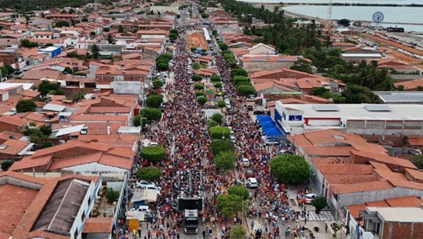 Imagem 1 -   Com um público estimado em cerca de 20 mil pessoas, o carnaval de Grossos confirmou a expectativa dos organizadores de que este é o maior carnaval já realizado na cidade. Mesmo após o percurso com Grafith, milhares de foliões grossenses e de cidades vizinhas ainda se divertiram ao som das atrações Rastro de Menina, Thiago Freitas, Bota pra Torar e Mozão. A folia continuam hoje (14), a partir das 16h, com a Quarta de Mel, tradicional mela-mela que contará com arrastões animados pela cantora Aline Reis e pelo ex-líder da banda Pimenta Nativa, Serginho Pimenta.