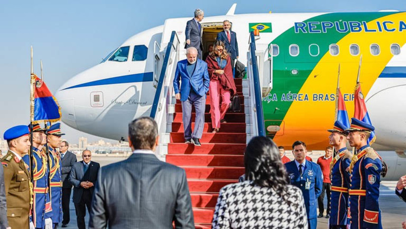 Imagem 1 -  Embaixador brasileiro no Egito exalta potencial de parcerias na visita de Lula. O presidente brasileiro chegou ao país nesta quarta-feira (14), para uma série de agendas oficiais nesta quinta-feira  (15). "Essa visita se enquadra num marco importante, afinal são 100 anos de relações diplomáticas ininterruptas", lembrou Paulino Franco de Carvalho Neto, embaixador brasileiro. Na visita de Estado oficial do presidente Lula está prevista uma reunião com o presidente egípcio, Abdel Fattah Al-Sisi, assinaturas de atos bilaterais, almoço oficial e declaração à imprensa. O presidente Lula também visitará a sede da Liga dos Estados Árabes, no Cairo.