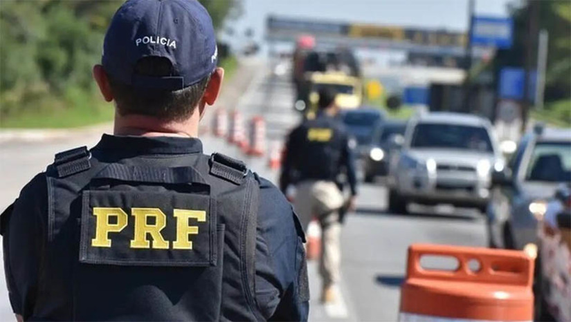 Imagem 1 -  PRF dá dicas para retorno seguro nesta quarta-feira de cinzas. Entre as orientações, estão a verificação dos equipamentos de segurança dos veículos, não misturar álcool e direção, descansar o suficiente antes e pegar a estrada, além de obedecer a sinalização das vias. A PRF reforça, ainda, que em caso de acidente, o condutor pode entrar em contato pelo 191. No caso do RN, o contato também pode ser feito, temporariamente, pelo (84) 99450-5533.