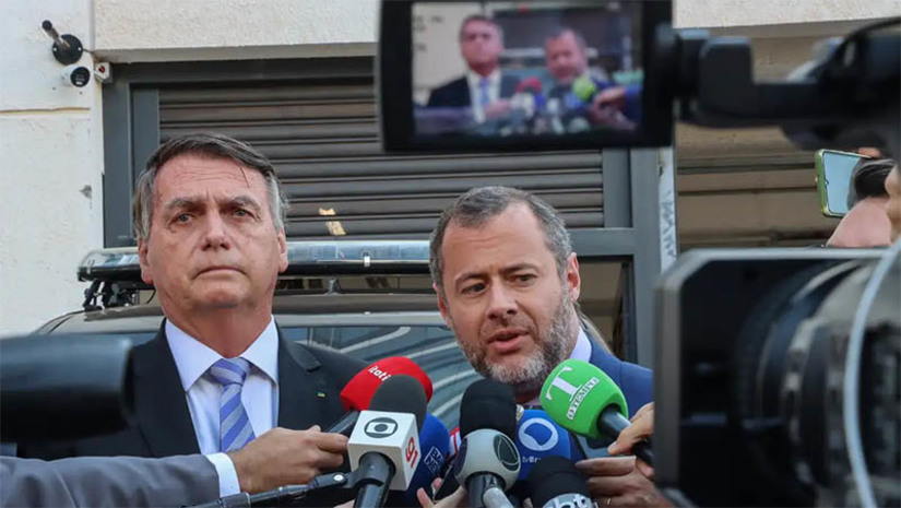 Imagem 1 - Defesa de Bolsonaro pede que passaporte do ex-presidente seja devolvido. O documento foi apreendido no âmbito da Operação Tempus Veritatis, que investiga a existência de uma organização criminosa que teria planejado um golpe de Estado no país. Os advogados argumentam que a apreensão não preenche requisitos legais, por não ter sido demonstrado, segundo a defesa, risco real de fuga, por exemplo. Eles pedem que a retenção do passaporte seja substituída pela obrigação de pedir autorização para deixar o país por mais de sete dias. Imagem 1 - Defesa de Bolsonaro pede que passaporte do ex-presidente seja devolvido. O documento foi apreendido no âmbito da Operação Tempus Veritatis, que investiga a existência de uma organização criminosa que teria planejado um golpe de Estado no país. Os advogados argumentam que a apreensão não preenche requisitos legais, por não ter sido demonstrado, segundo a defesa, risco real de fuga, por exemplo. Eles pedem que a retenção do passaporte seja substituída pela obrigação de pedir autorização para deixar o país por mais de sete dias.