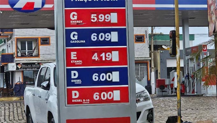 Imagem 1 - No caso da gasolina, o litro passou de R$ 2,933 para R$ 3,268, um aumento de 33 centavos (+ 11,4%). Já o diesel, o litro passou de R$ 3,488 para R$ 3,588, um aumento de 11 centavos (+ 2,8%). Nos postos de combustíveis de Mossoró os combustíveis já foram atualizados. O litro da gasolina pode ser encontrado em uma média de R$ 5,99 a R$ 6,09. Imagem 1 - No caso da gasolina, o litro passou de R$ 2,933 para R$ 3,268, um aumento de 33 centavos (+ 11,4%). Já o diesel, o litro passou de R$ 3,488 para R$ 3,588, um aumento de 11 centavos (+ 2,8%). Nos postos de combustíveis de Mossoró os combustíveis já foram atualizados. O litro da gasolina pode ser encontrado em uma média de R$ 5,99 a R$ 6,09.
