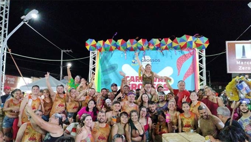 Imagem 1 - A Quarta de Mel, como é conhecido o evento, era um dos momentos mais aguardados pelos foliões, que aderiram com entusiamo à prorrogação do carnaval grossense na tarde de ontem. A prefeita de Grossos, Cinthia Sonale, também participou desse último ato dos festejos de momo, e reforçou a importância do evento para a programação. “O encerramento desse carnaval histórico não poderia ter sido melhor! A Quarta de Mel caiu na graça do povo e hoje tem grande destaque no calendário cultural do município”, ressaltou a gestora Imagem 1 - A Quarta de Mel, como é conhecido o evento, era um dos momentos mais aguardados pelos foliões, que aderiram com entusiamo à prorrogação do carnaval grossense na tarde de ontem. A prefeita de Grossos, Cinthia Sonale, também participou desse último ato dos festejos de momo, e reforçou a importância do evento para a programação. “O encerramento desse carnaval histórico não poderia ter sido melhor! A Quarta de Mel caiu na graça do povo e hoje tem grande destaque no calendário cultural do município”, ressaltou a gestora