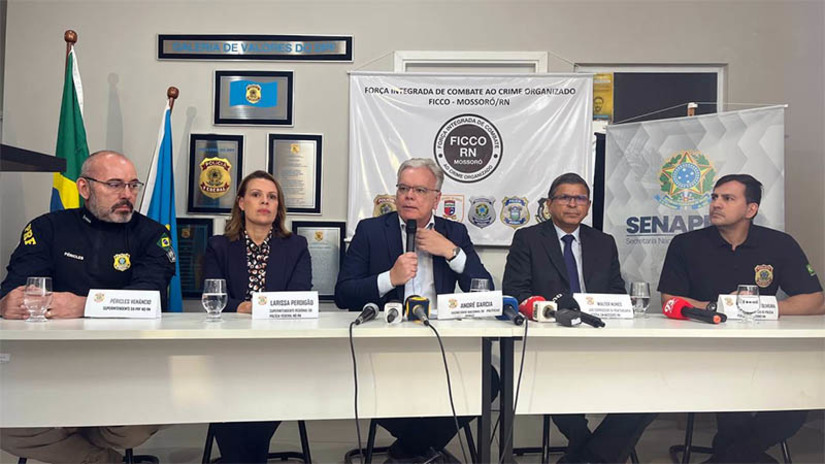 Imagem 1 - “É muito provável que os procedimentos de segurança não foram empregados como deveriam”. Segundo o secretário nacional de Políticas Penais, André Garcia, a prioridade é recapturar os fugitivos. Ele afirmou, durante coletiva de imprensa, nesta quinta-feira (15), que todas as medidas estão sendo tomadas para garantir que as penitenciárias continuem com a mesma confiabilidade e que nenhuma ocorrência como esta de Mossoró volte a se repetir. Imagem 1 - “É muito provável que os procedimentos de segurança não foram empregados como deveriam”. Segundo o secretário nacional de Políticas Penais, André Garcia, a prioridade é recapturar os fugitivos. Ele afirmou, durante coletiva de imprensa, nesta quinta-feira (15), que todas as medidas estão sendo tomadas para garantir que as penitenciárias continuem com a mesma confiabilidade e que nenhuma ocorrência como esta de Mossoró volte a se repetir.