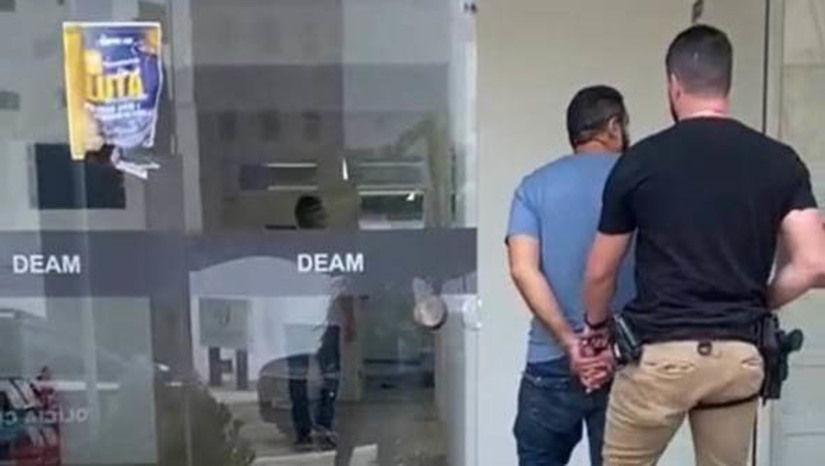 Imagem 1 - Homem é preso por ameaça no contexto de violência doméstica em Mossoró. A prisão aconteceu nesta quinta-feira (15), em uma agência do Banco do Brasil. Contra o homem, havia um mandado de prisão definitiva. Os policiais abordaram o indivíduo no momento em que ele saía da instituição bancária. O preso foi conduzido à Delegacia Especializada em Atendimento à Mulher (DEAM), onde foram realizados os procedimentos de praxe. Imagem 1 - Homem é preso por ameaça no contexto de violência doméstica em Mossoró. A prisão aconteceu nesta quinta-feira (15), em uma agência do Banco do Brasil. Contra o homem, havia um mandado de prisão definitiva. Os policiais abordaram o indivíduo no momento em que ele saía da instituição bancária. O preso foi conduzido à Delegacia Especializada em Atendimento à Mulher (DEAM), onde foram realizados os procedimentos de praxe.