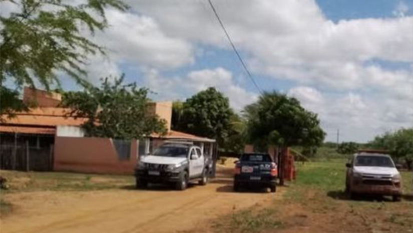 Imagem 1 - A invasão da residência aconteceu por volta das 20 horas desta sexta-feira, na comunidade de Riacho Grande, cerca de 2km da Penitenciária Federal de Mossoró, de onde fugiram na madrugada de quarta-feira, 14, de forma misteriosa. Com a informação, as buscas na região foram intensificadas, com apoio aereo, câes farejadores e dezenas de viaturas circulando na região. Imagem 1 - A invasão da residência aconteceu por volta das 20 horas desta sexta-feira, na comunidade de Riacho Grande, cerca de 2km da Penitenciária Federal de Mossoró, de onde fugiram na madrugada de quarta-feira, 14, de forma misteriosa. Com a informação, as buscas na região foram intensificadas, com apoio aereo, câes farejadores e dezenas de viaturas circulando na região.