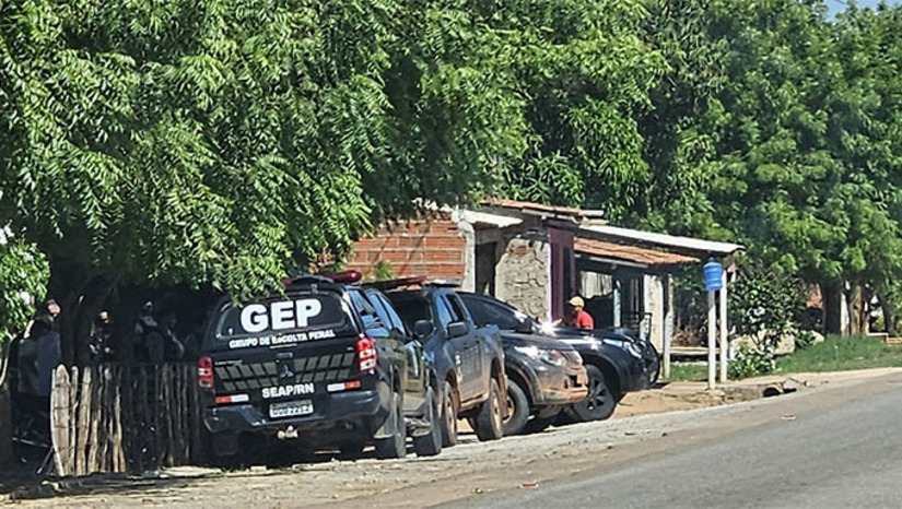 Imagem 1 - A força tarefa formada por mais de 300 homens da Polícia Federal, Rodoviária Federal, Militar, Civil e também a Polícia Penal Estadual e Federal, acreditam ter cercado uma região onde os fugitivos Tatu e Martelo estão refugiados no mato. Eles contam com apoio de helicópteros, drones, cães farejadores e inúmeras viaturas circulando e revistando quem entrar e sai da região. Neste domingo, o próprio ministro da Justiça, Ricardo Lewandowski chega a Mossoró para acompanhar os trabalhos. Imagem 1 - A força tarefa formada por mais de 300 homens da Polícia Federal, Rodoviária Federal, Militar, Civil e também a Polícia Penal Estadual e Federal, acreditam ter cercado uma região onde os fugitivos Tatu e Martelo estão refugiados no mato. Eles contam com apoio de helicópteros, drones, cães farejadores e inúmeras viaturas circulando e revistando quem entrar e sai da região. Neste domingo, o próprio ministro da Justiça, Ricardo Lewandowski chega a Mossoró para acompanhar os trabalhos.