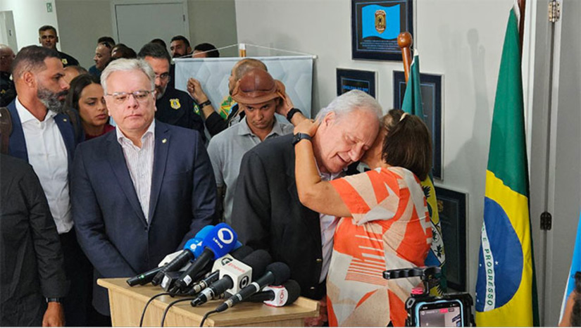 Imagem 1 - O ministro da Justiça, Ricardo Lewandowsk chegou a Mossoró às 9h30. Foi recebido pela governadora Fátima Bezera e o prefeito Allyson Bezerra. Do aeroporto foi direto para a sede da Polícia Federal, que investiga como se deu a fuga de Tatu e Martelo, do Presídio Federal. Teve uma breve reunião com a governadora Fátima Bezerra, prefeitos Allyson Bezerra (Mossoró) e Divanise Oliveira (Baraúna) e autoridades da polícia federal. Em seguida, teve um breve relato a imprensa e voltou a se reunir com as autoridades da polícia que estão empenhados nas buscas dos fugitivos. Imagem 1 - O ministro da Justiça, Ricardo Lewandowsk chegou a Mossoró às 9h30. Foi recebido pela governadora Fátima Bezera e o prefeito Allyson Bezerra. Do aeroporto foi direto para a sede da Polícia Federal, que investiga como se deu a fuga de Tatu e Martelo, do Presídio Federal. Teve uma breve reunião com a governadora Fátima Bezerra, prefeitos Allyson Bezerra (Mossoró) e Divanise Oliveira (Baraúna) e autoridades da polícia federal. Em seguida, teve um breve relato a imprensa e voltou a se reunir com as autoridades da polícia que estão empenhados nas buscas dos fugitivos.