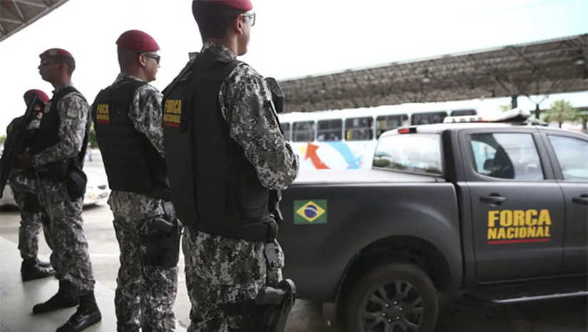 Imagem 1 - Buscas chegam ao seu sétimo dia, sem que os mais de 300 homens, tenham conseguido localizar os dois fugitivos do Penitenciária Federal de Mossoró, Rogério da Silva Mendonça, o Martelo de 36 anos, e Deibson Cabral Nascimento, o Tatu de 33 anos. São naturais do Acre-AC e estavam na Penitenciária Federal de Mossoró, em isolamento, desde o dia 27 de setembro de 2023. Minisrtério da Justiça volta a afirmar que as buscas só vão cessar, quando os dois forem recapturados. Imagem 1 - Buscas chegam ao seu sétimo dia, sem que os mais de 300 homens, tenham conseguido localizar os dois fugitivos do Penitenciária Federal de Mossoró, Rogério da Silva Mendonça, o Martelo de 36 anos, e Deibson Cabral Nascimento, o Tatu de 33 anos. São naturais do Acre-AC e estavam na Penitenciária Federal de Mossoró, em isolamento, desde o dia 27 de setembro de 2023. Minisrtério da Justiça volta a afirmar que as buscas só vão cessar, quando os dois forem recapturados.