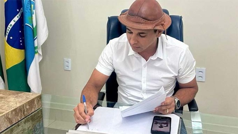 Imagem 1 - Ao todo, serão disponibilizadas 32 vagas, sendo 7 vagas para Procurador, 10 vagas para Analista Jurídico e 15 vagas para Auditor Fiscal do município, além de cadastro reserva. “Tudo que você precisa para fazer o concurso está publicado no DOM. Com esse concurso, chegamos a 524 vagas de concurso publicadas,” disse Allyson. O Centro Brasileiro de Pesquisa em Avaliação e Seleção e de Promoção de Eventos (CEBRASPE), será responsável pela realização do certame. Imagem 1 - Ao todo, serão disponibilizadas 32 vagas, sendo 7 vagas para Procurador, 10 vagas para Analista Jurídico e 15 vagas para Auditor Fiscal do município, além de cadastro reserva. “Tudo que você precisa para fazer o concurso está publicado no DOM. Com esse concurso, chegamos a 524 vagas de concurso publicadas,” disse Allyson. O Centro Brasileiro de Pesquisa em Avaliação e Seleção e de Promoção de Eventos (CEBRASPE), será responsável pela realização do certame.