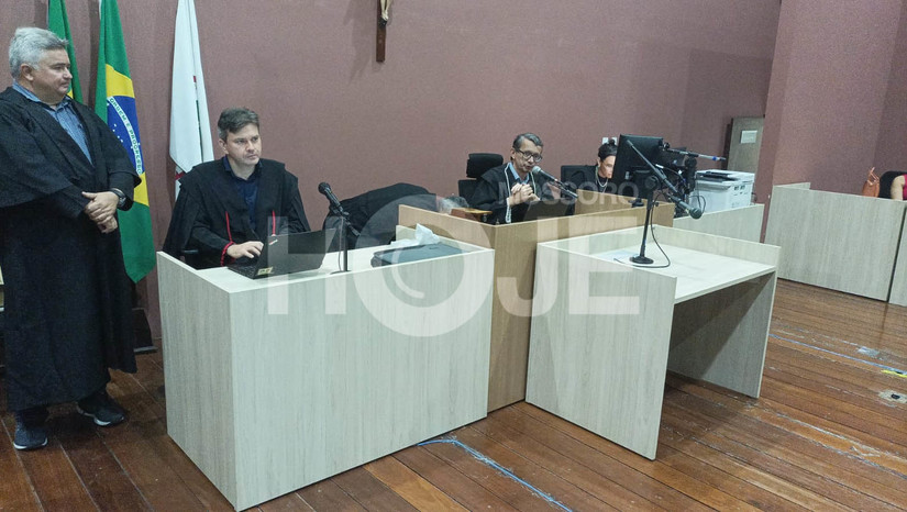 Imagem 1 -  Réu vai a júri popular por homicídio em Governador; motivo seria um briga por conta de um celular. Nerivaldo Brito De Silva, conhecido como “Nino”, de 28 anos, está sendo julgado nesta terça-feira (20). Ele é acusado de matar a tiros Sebastião de Oliveira, no dia 12 de setembro de 2021, na Comunidade Campestre, Zona Rural de Governador Dix-Sept Rosado. Consta nos autos do inquérito policial que a vítima e o réu possuíam uma desavença antiga, tendo o denunciado, inclusive, atentado contra a vida da vítima, meses antes do crime, após ter exigido a devolução de um celular que ela (a vítima) havia comprado a ele. Esta seria a provável motivação para o homicídio. O julgamento deve ser concluído ainda nesta terça.