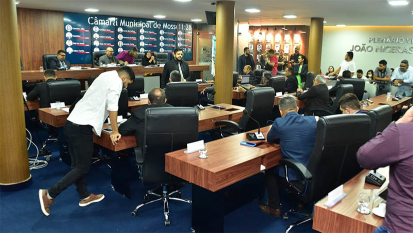 Imagem 1 -  Câmara de Mossoró aprova PL que concede reajuste aos professores da rede municipal. Apresentado no começo deste mês, ainda no recesso parlamentar, o Projeto de Lei Complementar do Executivo 36/2024 seria lido hoje em plenário e despachado às comissões. Mas foi colocado em votação, por força de requerimento de regime de urgência especial. O reajuste é de 3,62%, conforme o Piso do Magistério de 2024.