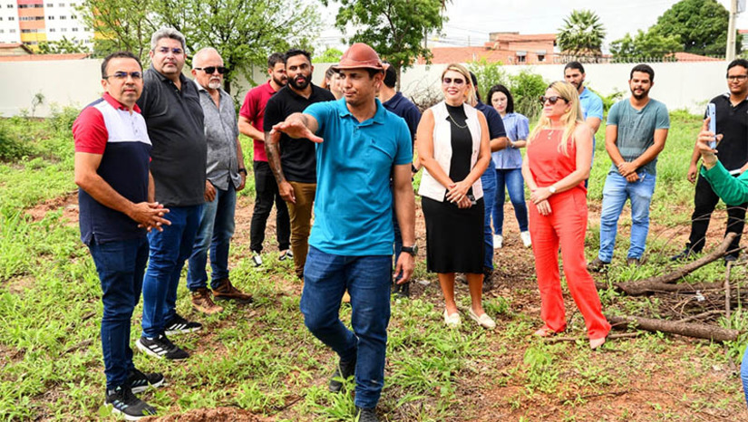 Imagem 1 -  Equipe técnica da Prefeitura visita terreno onde será construída a Policlínica de Mossoró. A equipe composta por secretários municipais e engenheiros responsáveis pelo projeto arquitetônico pôde avaliar as condições do local, bem como planejar a execução da obra. O terreno foi doado pela Ufersa, localizado em frente á BR-110 na avenida Francisco Mota, numa região muito importante da cidade. A futura unidade de saúde irá beneficiar a população local, oferecendo atendimento médico de qualidade e contribuindo para a melhoria dos serviços de saúde no município.