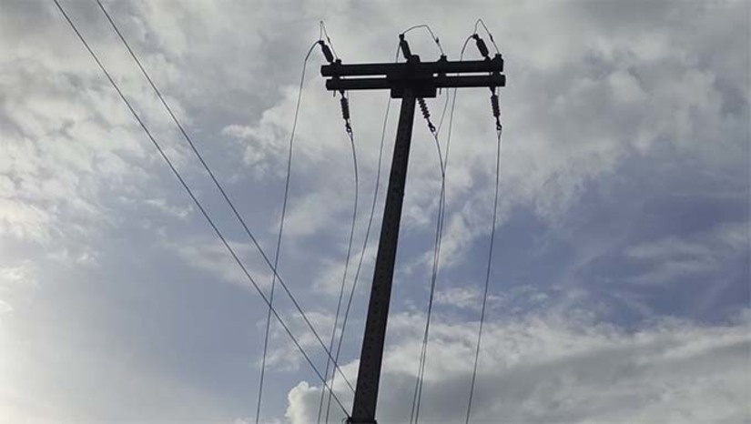 Imagem 1 -  Os criminosos furtaram quatro vãos de cabos, totalizando aproximadamente 550 metros, da rede de média tensão que atende a localidade. Este ato de vandalismo causou uma interrupção significativa no fornecimento de energia.  Por meio de manobras técnicas, a Neoenergia Cosern conseguiu normalizar o fornecimento às 5h50. A empresa agora está procedendo com a abertura de um boletim de ocorrência e compartilhando as informações com a Secretaria de Segurança Pública e Defesa Social (Sesed).