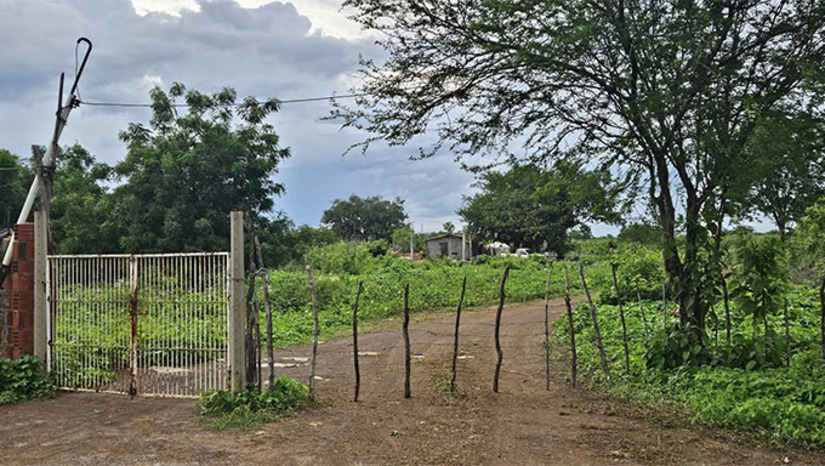 Imagem 1 -  Entretanto, para esta declaração fazer sentido, é preciso que Tatu e Martelo tenham percorrido, em 21 horas, a distância de 30 km de mata fechada, que fica entre as localidades de Riacho Grande, em Mossoró, e Três Varedas, em Baraúna-RN.  Além das dificuldades impostas pela vegetação fechada, Tatu e Martelo teriam que fazer esta caminhada por dentro da Reserva Nacional da Furna Feia, onde existem milhares de cavernas no solo, procurando se esconder das patrulhas nas vias que atravessam a região, e os voos rasantes de helicópteros e até de drones.