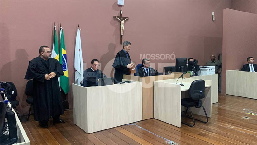 Imagem 1 -  Jovem de 27 anos é condenada pelo crime de infanticídio em Mossoró. Emilly Karoline Farias Barbalho, de 27 anos, foi considerada culpada pelo crime de infanticídio, por jogar o filho, um bebê prematuro, pela janela do apartamento que morava com os pais, no bairro Planalto 13 de maio, em Mossoró-RN. A jovem foi a júri popular nesta segunda-feira (26), no Fórum Municipal Desembargador Silveira Martins. Já o crime aconteceu no dia 16 de fevereiro de 2019. O julgamento durou pouco mais de 1h, visto que o MP e a defesa concordaram na tese de infanticídio. Condenada, a dosimetria da pena ficou em 2 anos no regime aberto.