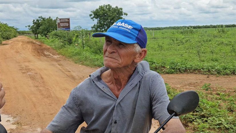 Imagem 1 - “Tô com medo”, diz Seu Raimundo, de 77 anos, da Comunidade de Juremal. A reportagem do Mossoró Hoje ouviu moradores das comunidades que estão na rota de fuga de Daibson Cabral Nascimento, o Tatu, de 33 anos, e Rogério da Silva Mendonça, o Martelo, de 36 anos, do Presídio Federal de Mossoró. Raimundo Mendes, de 77 anos, mora na comunidade de Juremal. O agricultor aposentado conta que sai de casa com medo e que sua esposa Jacinta fica preocupada, mas que ele precisa cuidar dos animais e também do roçado. Imagem 1 - “Tô com medo”, diz Seu Raimundo, de 77 anos, da Comunidade de Juremal. A reportagem do Mossoró Hoje ouviu moradores das comunidades que estão na rota de fuga de Daibson Cabral Nascimento, o Tatu, de 33 anos, e Rogério da Silva Mendonça, o Martelo, de 36 anos, do Presídio Federal de Mossoró. Raimundo Mendes, de 77 anos, mora na comunidade de Juremal. O agricultor aposentado conta que sai de casa com medo e que sua esposa Jacinta fica preocupada, mas que ele precisa cuidar dos animais e também do roçado.