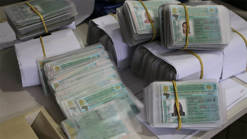 Imagem 1 -  Mais de 2 mil condutores ainda não foram pegar a CNH na sede do Detran, em Mossoró. O documento é entregue pelos Correios que vão três vezes na casa do usuário. Não encontrando ninguém para receber, o documento passa 25 dias na agência e retorna para ao Detran. Segundo Marcos Cordeiro, responsável pelo setor de entrega, atualmente, mais de 2 mil documentos aguardam a retirada na sede do órgão em Mossoró. Eles diz que muitos usuários têm confiado na versão digital, mas podem ter “surpresas” em casos de problemas com o celular.