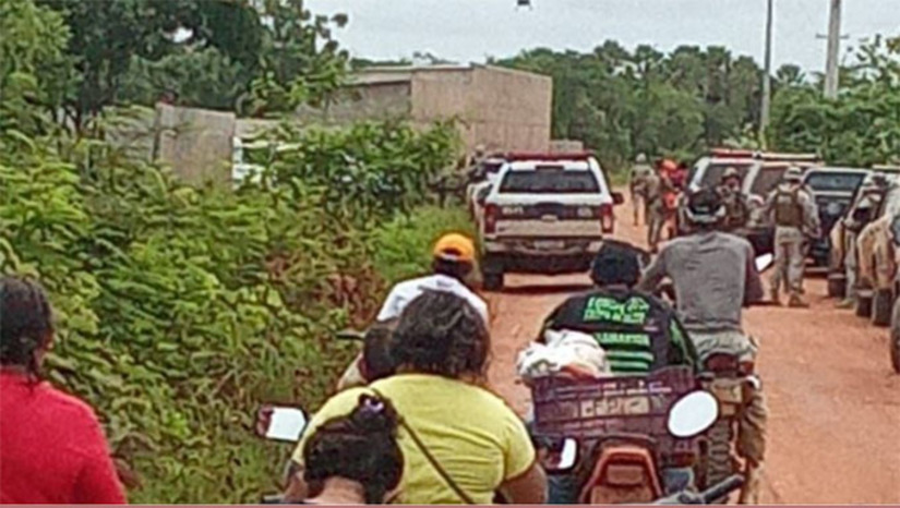Imagem 1 - Nas últimas 12 horas, os policiais da Força Tarefa tomaram conhecimento que dois homens (possivelmente os fugitivos Tatu e Martelo), invadiram um galpão e agrediram o proprietário. Queriam comida e celulares. Após este fato, os policiais se digiram ao local e reduziram o perímetro de buscas. Outra medida, foi fechar os acessos para trabalhadores rurais desta região. Imagem 1 - Nas últimas 12 horas, os policiais da Força Tarefa tomaram conhecimento que dois homens (possivelmente os fugitivos Tatu e Martelo), invadiram um galpão e agrediram o proprietário. Queriam comida e celulares. Após este fato, os policiais se digiram ao local e reduziram o perímetro de buscas. Outra medida, foi fechar os acessos para trabalhadores rurais desta região.
