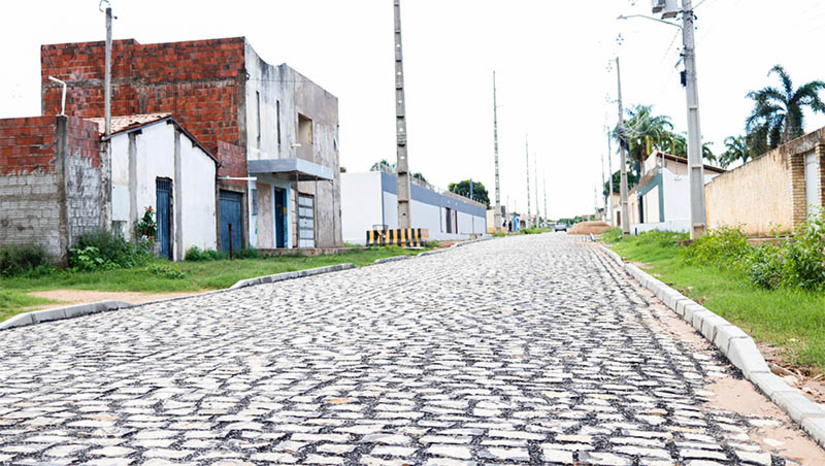 Imagem 1 - Santa Delmira tem 13 ruas contempladas com os serviços de pavimentação a paralelepípedo. O serviço está dentro do cronograma do programa “Mais Calçamento”, da Prefeitura de Mossoró. Na tarde desta segunda-feira (4), equipes da Secretaria Municipal de Infraestrutura (Seinfra) realizaram uma visita técnica à região, para acompanhar o andamento das obras. Imagem 1 - Santa Delmira tem 13 ruas contempladas com os serviços de pavimentação a paralelepípedo. O serviço está dentro do cronograma do programa “Mais Calçamento”, da Prefeitura de Mossoró. Na tarde desta segunda-feira (4), equipes da Secretaria Municipal de Infraestrutura (Seinfra) realizaram uma visita técnica à região, para acompanhar o andamento das obras.