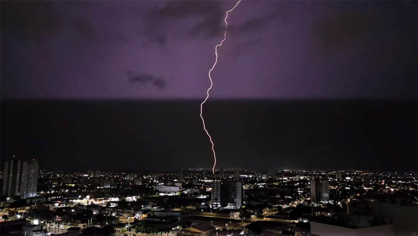 Imagem 1 -  O RN foi atingido por mais de 28 mil raios nos dois primeiros meses de 2024. O número, compilado pela Neoenergia Cosern a partir de informações da plataforma Climatempo, representa uma redução de 27,94 % em relação aos dois primeiros meses de 2023, quando 39.367 raios atingiram o solo potiguar. As maiores incidências foram registradas em Apodi (1.415), Assú (1.329), Santana do Matos (1.154), Upanema (1.119) e Mossoró (1.026); veja dicas de como evitar acidentes com descargas atmosféricas em dias de chuva.