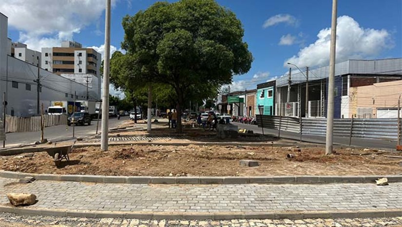 Imagem 1 -  A obra foi iniciada após estudo técnico e simulações realizadas pela Secretaria de Segurança, Defesa Civil, Mobilidade Urbana e Trânsito (SESDEM). As melhorias serão percebidas desde a ampliação da rotatória, com as readequações geométricas, sinalizações e ordenamento do local, até as melhorias de acessibilidade, dada através da estruturação do canteiro central.  Além disso, haverá também ampliação nas vagas de estacionamento e outros. A previsão é de entrega já nas próximas semanas. 