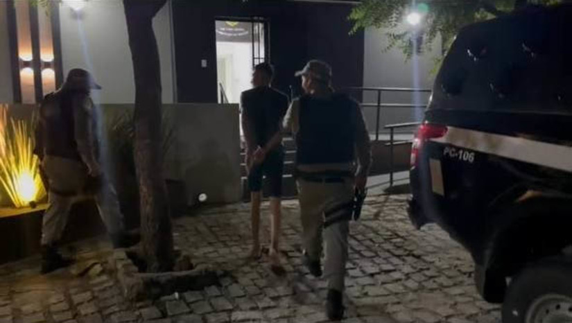 Imagem 1 - Polícia prende dupla que se preparava para cometer um homicídio em Marcelino Vieira. Francisco Alejandro, de 21 anos, e Antônio Giltervânio, de 43 anos, conhecido como Toinho de Anchieta, foram presos na noite desta segunda-feira (4). Os dois foram perseguidos pela polícia militar, após desobedecerem à ordem de parada. Durante a fuga, sofreram um acidente e foram capturados. Na delegacia, a dupla confessou que integram uma facção criminosa interestadual e que tentariam assassinar um traficante de drogas da região. Imagem 1 - Polícia prende dupla que se preparava para cometer um homicídio em Marcelino Vieira. Francisco Alejandro, de 21 anos, e Antônio Giltervânio, de 43 anos, conhecido como Toinho de Anchieta, foram presos na noite desta segunda-feira (4). Os dois foram perseguidos pela polícia militar, após desobedecerem à ordem de parada. Durante a fuga, sofreram um acidente e foram capturados. Na delegacia, a dupla confessou que integram uma facção criminosa interestadual e que tentariam assassinar um traficante de drogas da região.
