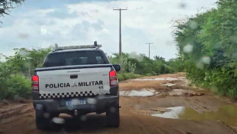 Imagem 1 - O testemunho do agricultor (nome preservado) confirma a teoria de que os fugitivos não escaparam da região e estão cercados pela Força Tarefa composta por mais de 300 policiais com drones, viaturas, helicópteros e até cães farejadores, na região que compreende entre a cidade de Baraúna e a Reserva Nacional da Furna Feia. Existe boas perspectivas de que os dois sejam recapturados nas próximas 24 horas. Imagem 1 - O testemunho do agricultor (nome preservado) confirma a teoria de que os fugitivos não escaparam da região e estão cercados pela Força Tarefa composta por mais de 300 policiais com drones, viaturas, helicópteros e até cães farejadores, na região que compreende entre a cidade de Baraúna e a Reserva Nacional da Furna Feia. Existe boas perspectivas de que os dois sejam recapturados nas próximas 24 horas.