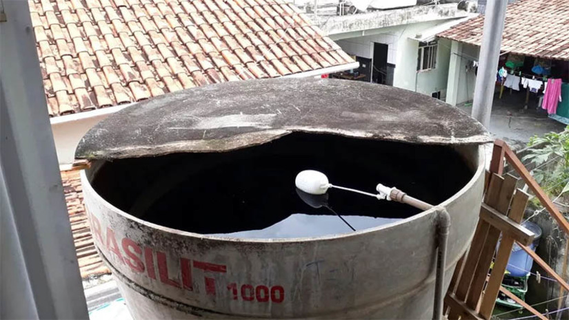 Imagem 1 -  Guia orienta população sobre como inspecionar imóveis para combater o Aedes aegypti. Lançado pela Secretaria de Saúde Pública do Rio Grande do Norte, o guia visa fortalecer a rede de combate ao mosquito transmissor de doenças como dengue, zika e chikungunya. O documento foi pensado a partir de dados que apontam que mais de 70% dos focos de mosquitos estão nas residências. Assim, o guia conta com uma série de orientações e ações preventivas para limpeza das casas e arredores, além de outros prédios em geral, incluindo um checklist que deve ser feito ao menos uma vez por semana.