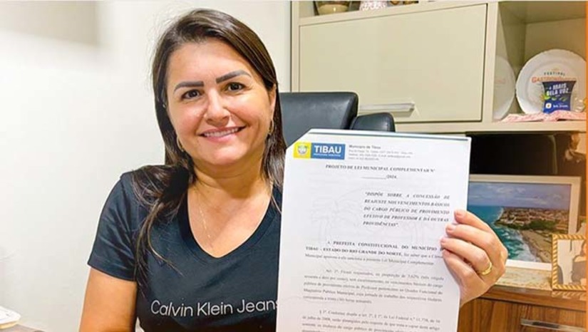 Imagem 1 -  A medida faz parte de uma série de iniciativas voltadas para o fortalecimento do setor educacional em Tibau. Desde o início de seu mandato, Lidiane tem reafirmado o compromisso de valorizar os educadores da Rede Municipal de Ensino, assegurando todos os seus direitos. Esse aumento salarial reflete o empenho da administração em reconhecer a importância dos professores e valorizar seu trabalho.