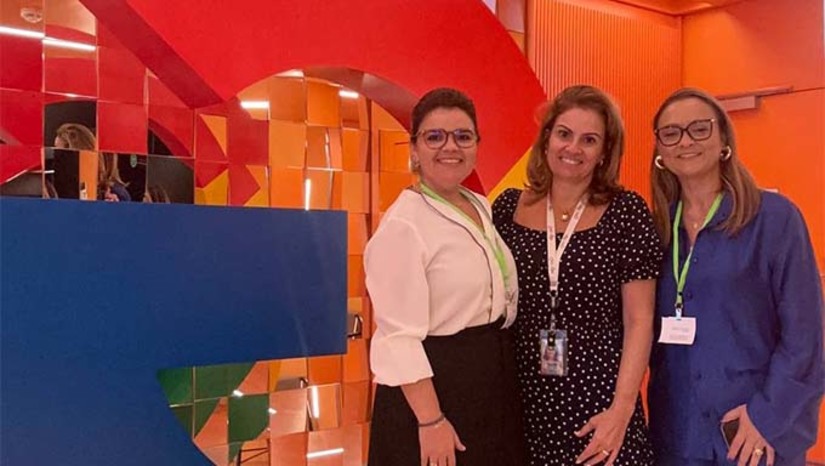 Imagem 1 -  Ao lado da professora Jéssica Figueiredo, Cicilia foi recebida por Marici Marchini, líder de Educação Pública do Google. Durante o encontro, Cicilia tratou de parcerias e o universo de possibilidades diante das novas tecnologias para o ensino universitário no Rio Grande do Norte. “Iniciamos conversas promissoras sobre parcerias e a expansão dos serviços para o fortalecimento tecnológico da Uern para que possamos oferecer mais oportunidades à nossa comunidade acadêmica”, comemora a Reitora.