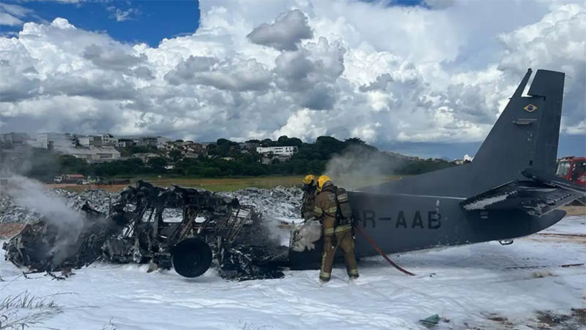 Imagem 1 - Aeronave da PF cai e deixa dois mortos e um ferido em Belo Horizonte. O acidente, que aconteceu na tarde desta quarta-feira (6), foi confirmado pela Polícia Federal. Por meio de nota, a instituição informou que dois tripulantes, os policiais federais Guilherme de Almeida Irber e José Moraes Neto, faleceram no local. Um terceiro tripulante, o mecânico da empresa terceirizada Walter Luís Martins, foi socorrido e encaminhado ao hospital João XXIII, na mesma cidade. Ele se encontra em atendimento, lúcido e orientado. As causas do acidente serão investigadas. Imagem 1 - Aeronave da PF cai e deixa dois mortos e um ferido em Belo Horizonte. O acidente, que aconteceu na tarde desta quarta-feira (6), foi confirmado pela Polícia Federal. Por meio de nota, a instituição informou que dois tripulantes, os policiais federais Guilherme de Almeida Irber e José Moraes Neto, faleceram no local. Um terceiro tripulante, o mecânico da empresa terceirizada Walter Luís Martins, foi socorrido e encaminhado ao hospital João XXIII, na mesma cidade. Ele se encontra em atendimento, lúcido e orientado. As causas do acidente serão investigadas.