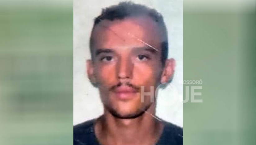 Imagem 1 - Carroceiro é perseguido e morto com cerca de 10 tiros no Loteamento Três Vinténs. O crime aconteceu na noite desta quarta-feira (6). A vítima, identificada como Nonato Edilson da Silva, de 22 anos, seguia em sua carroça, acompanhado da esposa, quando um suspeito se aproximou e começou a atirar contra ele. Edilson ainda tentou correr, mas foi perseguido e alvejado com cerca de dez tiros. A esposa conseguiu escapar sem ferimentos. O suspeito fugiu em seguida. A motivação do crime será investigada pela DHPP. Imagem 1 - Carroceiro é perseguido e morto com cerca de 10 tiros no Loteamento Três Vinténs. O crime aconteceu na noite desta quarta-feira (6). A vítima, identificada como Nonato Edilson da Silva, de 22 anos, seguia em sua carroça, acompanhado da esposa, quando um suspeito se aproximou e começou a atirar contra ele. Edilson ainda tentou correr, mas foi perseguido e alvejado com cerca de dez tiros. A esposa conseguiu escapar sem ferimentos. O suspeito fugiu em seguida. A motivação do crime será investigada pela DHPP.