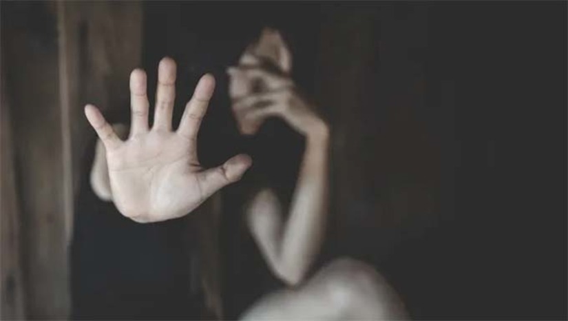 Imagem 1 -  Ameaças, agressões, torturas, ofensas, assédio, feminicídio. São inúmeras as violências sofridas que não começam ou se esgotam nas mortes registradas. Os dados monitorados apontaram 586 vítimas de feminicídios. Isso significa dizer que, a cada 15 horas, uma mulher morreu em razão do gênero, majoritariamente pelas mãos de parceiros ou ex-parceiros (72,7%), que usaram armas brancas (em 38,12% dos casos), ou por armas de fogo (23,75%). No ano de 2023, ao menos oito mulheres foram vítimas de violência doméstica a cada 24 horas.