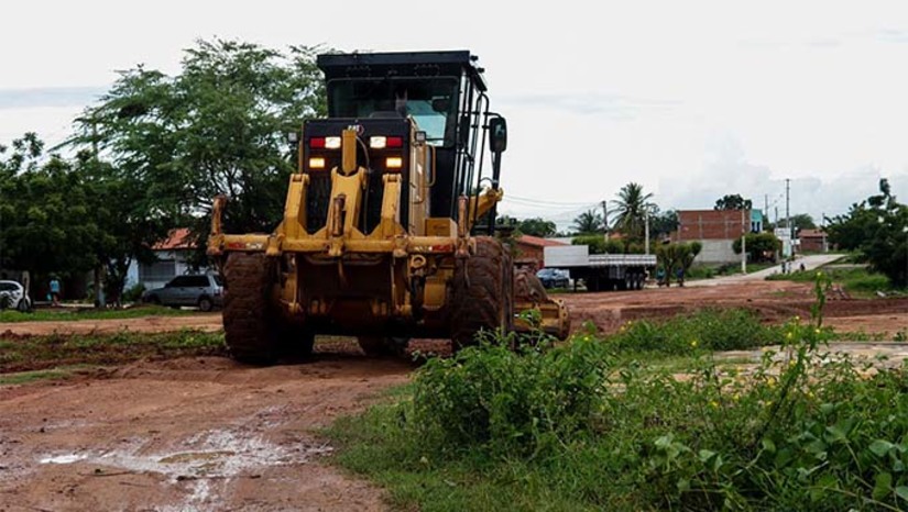 Imagem 1 - A obra irá beneficiar moradores que aguardavam há décadas pela construção do calçamento no local. Por meio do programa “Mossoró Realiza”, a via receberá melhorias em toda a sua extensão de 800 metros, totalizando 4,8 mil metros quadrados de área. Esta é a terceira rua em menos de 10 dias com ordem de serviço já assinada e obras iniciadas de pavimentação do intertravado, que já chegam aos bairros Itapetinga, Planalto da Liberdade e agora Bom Jesus. No total, 15 bairros serão diretamente beneficiados com os investimentos realizados pela Prefeitura de Mossoró com o pavimento intertravado. Imagem 1 - A obra irá beneficiar moradores que aguardavam há décadas pela construção do calçamento no local. Por meio do programa “Mossoró Realiza”, a via receberá melhorias em toda a sua extensão de 800 metros, totalizando 4,8 mil metros quadrados de área. Esta é a terceira rua em menos de 10 dias com ordem de serviço já assinada e obras iniciadas de pavimentação do intertravado, que já chegam aos bairros Itapetinga, Planalto da Liberdade e agora Bom Jesus. No total, 15 bairros serão diretamente beneficiados com os investimentos realizados pela Prefeitura de Mossoró com o pavimento intertravado.