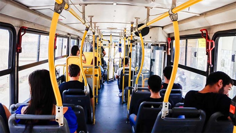 Imagem 1 - O transporte público estará disponível para os alunos da Zona Urbana e de Zona Rural que irão participar da aula inaugural do programa “Jovem do Futuro”, que acontecerá neste sábado (09), no Ginásio Pedro Ciarlini Neto, às 8h. Na zona urbana, a saída será às 7h e retorno às 10h30. Na zona rural, saída 06:30h e retorno as 11:30h. O programa “Jovem do Futuro” se constitui em um conjunto de ações desenvolvidas pelo Município de Mossoró para garantir aos adolescentes mossoroenses formação cidadã, qualificação para o mercado de trabalho e empreendedorismo. Imagem 1 - O transporte público estará disponível para os alunos da Zona Urbana e de Zona Rural que irão participar da aula inaugural do programa “Jovem do Futuro”, que acontecerá neste sábado (09), no Ginásio Pedro Ciarlini Neto, às 8h. Na zona urbana, a saída será às 7h e retorno às 10h30. Na zona rural, saída 06:30h e retorno as 11:30h. O programa “Jovem do Futuro” se constitui em um conjunto de ações desenvolvidas pelo Município de Mossoró para garantir aos adolescentes mossoroenses formação cidadã, qualificação para o mercado de trabalho e empreendedorismo.