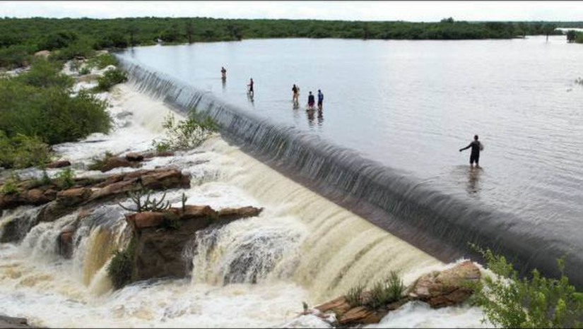 Imagem 1 -  O reservatório, um dos maiores do Rio Grande do Norte, começou a sangrar no dia 28 de fevereiro, devido às fortes chuvas que vêm caindo na região Central nas últimas semanas. A sangria é motivo de alegria no Pataxó, mas também de grande preocupação para os moradores do município de Ipanguaçu, no Vale do Assu, visto que, caso a lâmina d’água ultrapasse o 75cm, poderá provocar uma inundação em 75% da cidade, assim como já ocorreu nos anos de 2004 e 2008. 
