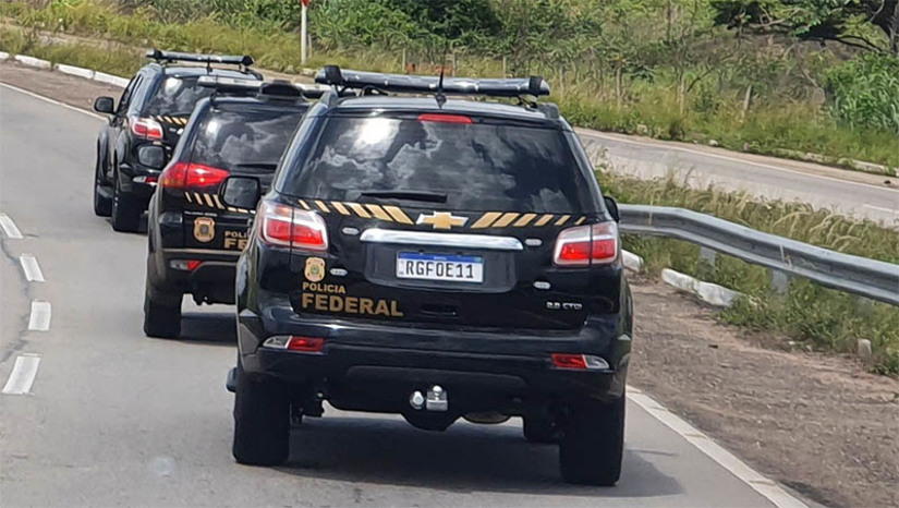 Imagem 1 - A prisão de um homem, de nome não divulgado, ocorreu nesta sexta-feira (8), no município de Fortaleza/CE. Ao todo, cinco mandados de prisão já foram cumpridos desde o início das buscas por Rogério da Silva Mendonça, o Martelo, de 36 anos, e Deibson Cabral Nascimento, o Tatu, de 34 anos, foragidos desde 14 de fevereiro. Também foi cumprida uma prisão em flagrante delito e realizas buscas em diversos endereços nas cidades de Mossoró/RN, Baraúna/RN, Aquiraz/CE e Quixeré/CE. Imagem 1 - A prisão de um homem, de nome não divulgado, ocorreu nesta sexta-feira (8), no município de Fortaleza/CE. Ao todo, cinco mandados de prisão já foram cumpridos desde o início das buscas por Rogério da Silva Mendonça, o Martelo, de 36 anos, e Deibson Cabral Nascimento, o Tatu, de 34 anos, foragidos desde 14 de fevereiro. Também foi cumprida uma prisão em flagrante delito e realizas buscas em diversos endereços nas cidades de Mossoró/RN, Baraúna/RN, Aquiraz/CE e Quixeré/CE.