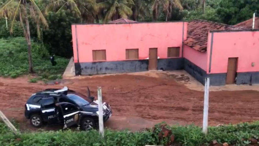 Imagem 1 -  Polícia resgata adolescente cearense e fecha bar usado como ponto de prostituição em São Miguel. A ação aconteceu nesta sexta-feira (8), no âmbito da Operação Átria, deflagrada em todo o país para combater violência contra a mulher. Uma adolescente de 16 anos foi resgatada, enquanto um homem e uma mulher, proprietários do bar, foram presos em flagrante. As prisões aconteceram após chegar ao conhecimento dos policiais que existia um bar que empregava adolescentes. Conforme apurado, o local possuía vários quartos usados para os programas sexuais, bem como as mulheres que trabalhavam no bar atendiam diversos clientes por dia.