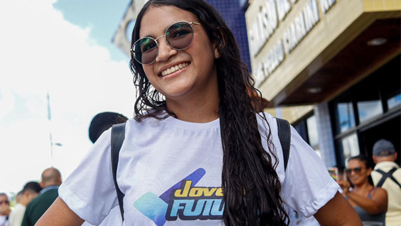 Imagem 1 - Edição 2023 chegou para mil alunos, o mesmo número para edição 2024. Através deste programa, segundo o prefeito Allyson Bezerra, o jovem de 15 a 18 anos da rede pública de ensino, terá acesso a cursos de cidadania e de iniciação no mercado de trabalho, durante os quatro meses do curso (ministrado aos sábados), o estudante recebe bolsa de R$ 300,00. A estudante Ana Beatriz, do Dom Jaime Câmara, espera abrir as portas para um bom emprego e garantir um futuro promissor. Imagem 1 - Edição 2023 chegou para mil alunos, o mesmo número para edição 2024. Através deste programa, segundo o prefeito Allyson Bezerra, o jovem de 15 a 18 anos da rede pública de ensino, terá acesso a cursos de cidadania e de iniciação no mercado de trabalho, durante os quatro meses do curso (ministrado aos sábados), o estudante recebe bolsa de R$ 300,00. A estudante Ana Beatriz, do Dom Jaime Câmara, espera abrir as portas para um bom emprego e garantir um futuro promissor.