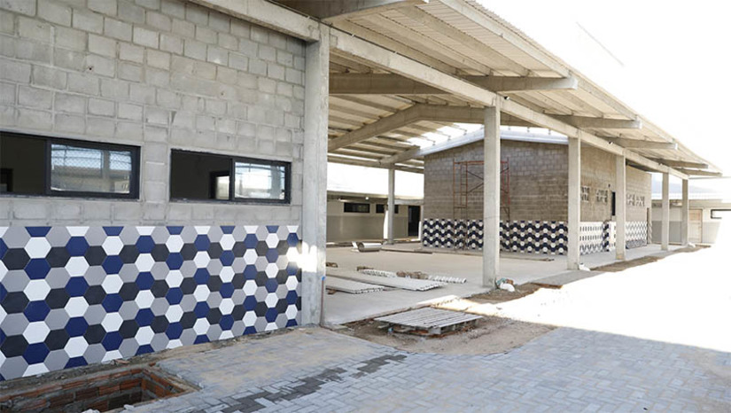 Imagem 1 - IERN de Jardim de Piranhas deverá ser entregue no mês de abril. Com 80,65% do serviço executado, a escola integra um conjunto de doze IERNs que está sendo planejado e construído pelo Governo do Estado desde 2022. Os institutos apresentam um conceito moderno de educação profissional e desenvolvimento de tecnologias na rede estadual de ensino. No sábado (9), a governadora Fátima Bezerra vistoriou as dependências da escola, destacando os benefícios de um modelo educacional transformador para o futuro das novas gerações dos potiguares. Imagem 1 - IERN de Jardim de Piranhas deverá ser entregue no mês de abril. Com 80,65% do serviço executado, a escola integra um conjunto de doze IERNs que está sendo planejado e construído pelo Governo do Estado desde 2022. Os institutos apresentam um conceito moderno de educação profissional e desenvolvimento de tecnologias na rede estadual de ensino. No sábado (9), a governadora Fátima Bezerra vistoriou as dependências da escola, destacando os benefícios de um modelo educacional transformador para o futuro das novas gerações dos potiguares.