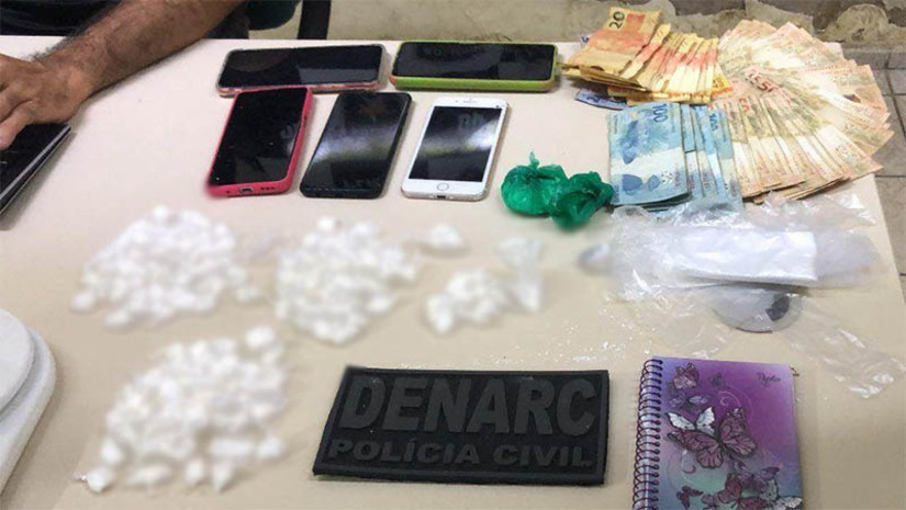 Imagem 1 - Lanchonete de Mossoró era usada como fachada para venda de drogas. O dono do estabelecimento, um homem de 36 anos, foi preso por tráfico de drogas. A prisão aconteceu no sábado (9), na lanchonete, localizada no bairro Santo Antônio. No local, a equipe da Delegacia Especializada em Narcóticos encontrou 163 petecas de cocaína, embaladas para venda, material para embalar os entorpecentes e R$3 mil. Um caderno de anotações com a movimentação financeira do tráfico também foi apreendido. Imagem 1 - Lanchonete de Mossoró era usada como fachada para venda de drogas. O dono do estabelecimento, um homem de 36 anos, foi preso por tráfico de drogas. A prisão aconteceu no sábado (9), na lanchonete, localizada no bairro Santo Antônio. No local, a equipe da Delegacia Especializada em Narcóticos encontrou 163 petecas de cocaína, embaladas para venda, material para embalar os entorpecentes e R$3 mil. Um caderno de anotações com a movimentação financeira do tráfico também foi apreendido.