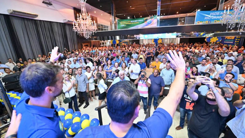 Imagem 1 - Evento de filiação ao PSDB é adiado e presidente nacional vai agendar nova data. O evento aconteceria nesta quarta-feira (13). O presidente nacional do PSDB, Marconi Perillo, e o presidente da Assembleia Legislativa, deputado Ezequiel Ferreira, líder do PSDB Potiguar, se reuniriam com deputados, prefeitos, vice-prefeitos, vereadores e pré-candidatos de diversas regiões do Estado. No entanto, por recomendação médica, Ezequiel ficará de repouso em casa, depois que sentiu problemas de diverticulite (inflamação de divertículos). Marconi Perillo tem percorrido o Brasil, realizando uma série de encontros estratégicos para 2024. Uma nova data para o encontro ainda será agendada. Imagem 1 - Evento de filiação ao PSDB é adiado e presidente nacional vai agendar nova data. O evento aconteceria nesta quarta-feira (13). O presidente nacional do PSDB, Marconi Perillo, e o presidente da Assembleia Legislativa, deputado Ezequiel Ferreira, líder do PSDB Potiguar, se reuniriam com deputados, prefeitos, vice-prefeitos, vereadores e pré-candidatos de diversas regiões do Estado. No entanto, por recomendação médica, Ezequiel ficará de repouso em casa, depois que sentiu problemas de diverticulite (inflamação de divertículos). Marconi Perillo tem percorrido o Brasil, realizando uma série de encontros estratégicos para 2024. Uma nova data para o encontro ainda será agendada.