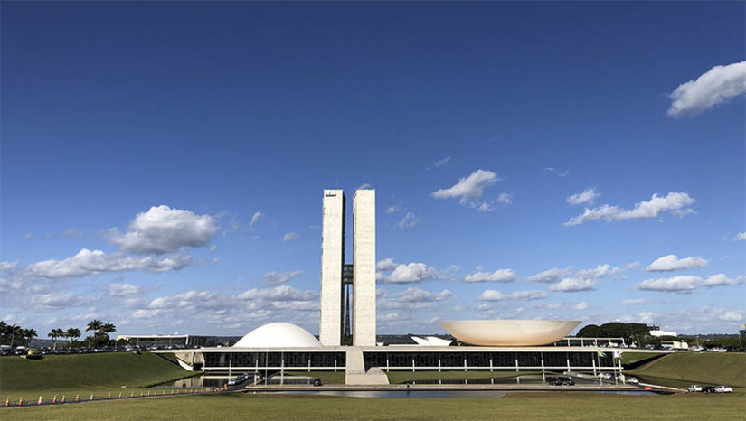 Imagem 1 -  [COLUNA ESPLANADA] Depois de aprovar com folga - 62 votos a favor, dois contra e uma abstenção -, o projeto de lei que acaba com as saídas temporárias de presos dos estabelecimentos prisionais ("saidinhas"), a oposição no Senado pressiona o presidente da Casa, Rodrigo Pacheco (PSD-MG), e o presidente da Comissão de Constituição e Justiça, Davi Alcolumbre (União-AP), para acelerar a tramitação da proposta de emenda (PEC 1/2024) que reduz maioridade penal em crimes hediondos para 16 anos. O texto aguarda designação de relator na CCJ. Autor do projeto, o senador Cleitinho (Republicanos-MG) justifica que a “sociedade brasileira não tolera mais crimes contra a vida” e fala em “eliminar a distorção existente na Constituição”. Se depender de Alcolumbre, a PEC permanece como está. Ele não quer mexer em vespeiro às vésperas de concorrer à sucessão de Pacheco. 