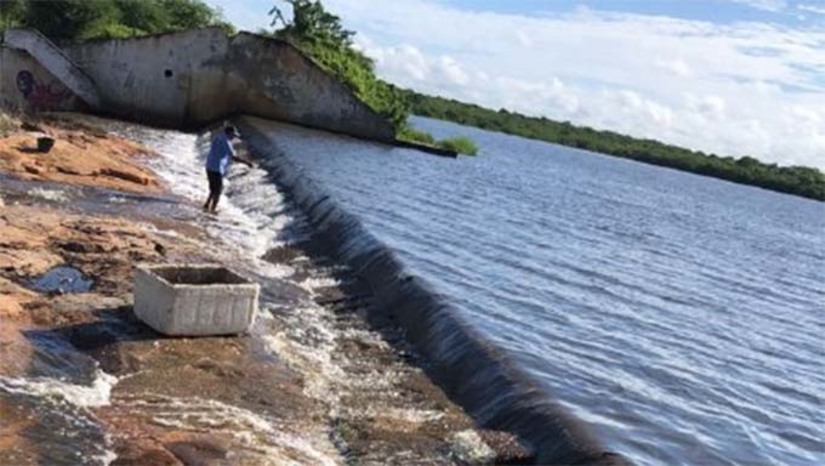 Imagem 1 -  O Relatório dos Volumes dos Principais Reservatórios do RN, divulgado nesta segunda-feira (11), indica que o açude Novo Angicos, localizado em Angicos, com  capacidade para 4.245.061 m³, começou a sangrar nesta segunda-feira. Já o açude Beldroega, localizado em Paraú, com capacidade para 8.057.520 m³, atingiu 100% da sua capacidade e começou a sangrar na última sexta-feira, 08 de março.   A barragem Armando Ribeiro Gonçalves, maior manancial do RN, acumula 1.335.703.333 m³, percentualmente, 55,65% da sua capacidade total, que é de 2,373 bilhões de m³.
