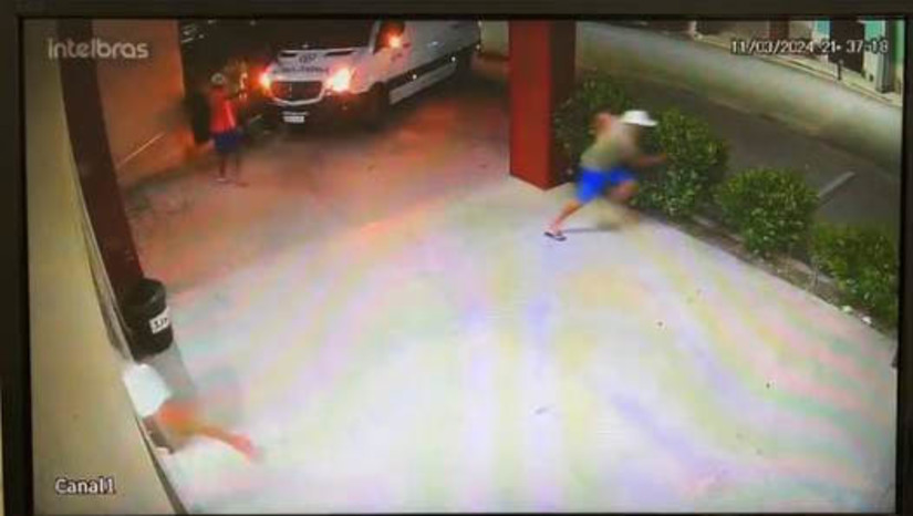 Imagem 1 -  Suspeito é ferido por “fogo amigo” ao tentar matar motorista da ambulância de Luiz Gomes. O caso aconteceu na noite desta segunda-feira (11). De acordo com o delegado Hércules Freitas, dois suspeitos interceptaram a ambulância do hospital da cidade e efetuaram disparos contra o motorista. A vítima conseguiu fugir, mas a acompanhante de uma paciente, que estava no veículo, acabou sendo alvejada. Na ação, um dos atiradores, identificado como Carlos Eduardo da Silva, acabou sendo vítima do chamado “fogo amigo”, sendo alvejado pelo outro atirador. Ele, juntamente com a outra pessoa ferida, foram socorridos e não correm risco de morte. A polícia civil está investigando o caso.