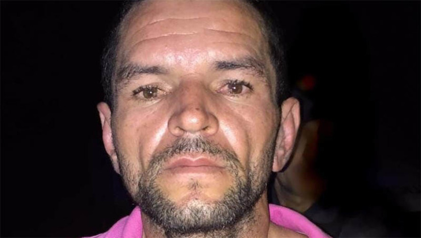Imagem 1 -  Homem é assassinado a tiros dentro de um pequeno comércio no bairro Pintos. O crime aconteceu por volta das 12h40 desta quarta-feira (13). A vítima foi identificada como Railton Alves Jovito, conhecido como Matoso. De acordo com informações da polícia militar, o homem estava trabalhando em um pequeno comércio de venda de móveis, quando foi surpreendido por suspeitos que chegaram ao local em um carro e desferiram vários disparos de arma de fogo contra ele. Uma ambulância do Samu ainda chegou a ser acionada, mas ao chegar no local, Railton já estava em óbito.