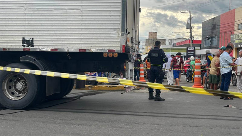 Imagem 1 - Colisão de moto com caminhão baú deixa um idoso morto no Centro de Mossoró. A vítima foi identificada como sendo José Amaro de Oliveira, de cerca de 65 anos, morador do bairro Dix-Sept Rosado (antigo Bom Pastor). O acidente aconteceu por volta das 14h45, no cruzamento da Av. Felipe Camarão com a Av. Rio Branco (sentido Belo Horizonte/Centro). As informações colhidas no local dão conta que a vítima estava em uma motocicleta tipo Biz,seguindo na Felipe Camarão, quando colidiu com o caminhão baú, que seguia pela Rio Branco e atravessou a preferencial. Uma ambulância do Samu foi acionada, mas apenas constatou o óbito. Imagem 1 - Colisão de moto com caminhão baú deixa um idoso morto no Centro de Mossoró. A vítima foi identificada como sendo José Amaro de Oliveira, de cerca de 65 anos, morador do bairro Dix-Sept Rosado (antigo Bom Pastor). O acidente aconteceu por volta das 14h45, no cruzamento da Av. Felipe Camarão com a Av. Rio Branco (sentido Belo Horizonte/Centro). As informações colhidas no local dão conta que a vítima estava em uma motocicleta tipo Biz,seguindo na Felipe Camarão, quando colidiu com o caminhão baú, que seguia pela Rio Branco e atravessou a preferencial. Uma ambulância do Samu foi acionada, mas apenas constatou o óbito.