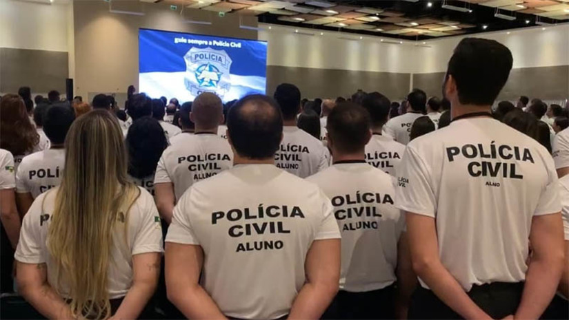 Imagem 1 -  233 novos policiais civis do Rio Grande do Norte tomam posse na próxima segunda, 18. O ato solene será realizado no Holiday Inn Natal, em Lagoa Nova, Zona Sul de Natal, a partir das 18h30. A nomeação dos novos servidores da PCRN foi anunciada no dia 24 de fevereiro de 2024. Ao todo, foram nomeados 40 delegados, 172 agentes e 21 escrivães. Com a posse coletiva, todos os cargos vagos de servidores falecidos, exonerados e aposentados serão repostos, respeitando assim a Lei de Responsabilidade Fiscal.  